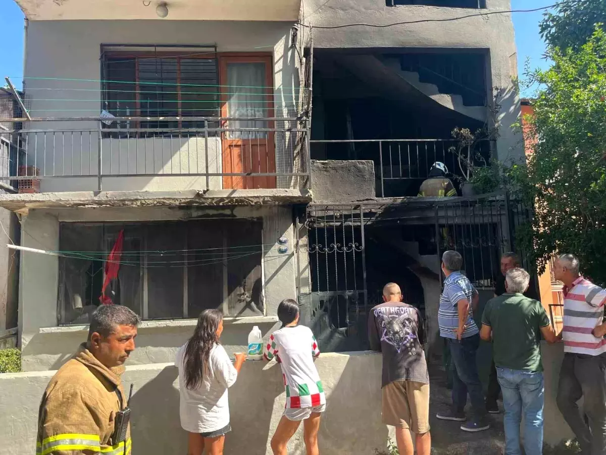 İzmir'de 4 Katlı Binada Yangın: 1 Yaralı