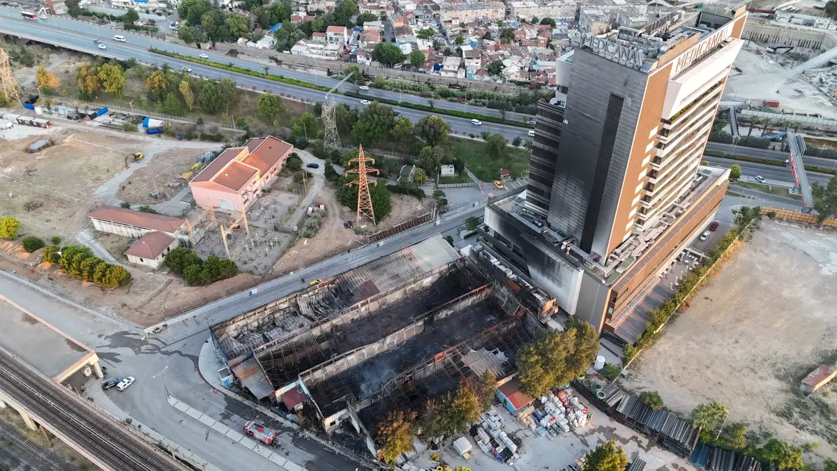 İzmir'de Plastik Fabrikasında Yangın: Hastalar Tedbiren Başka Hastanelere Sevk Edildi