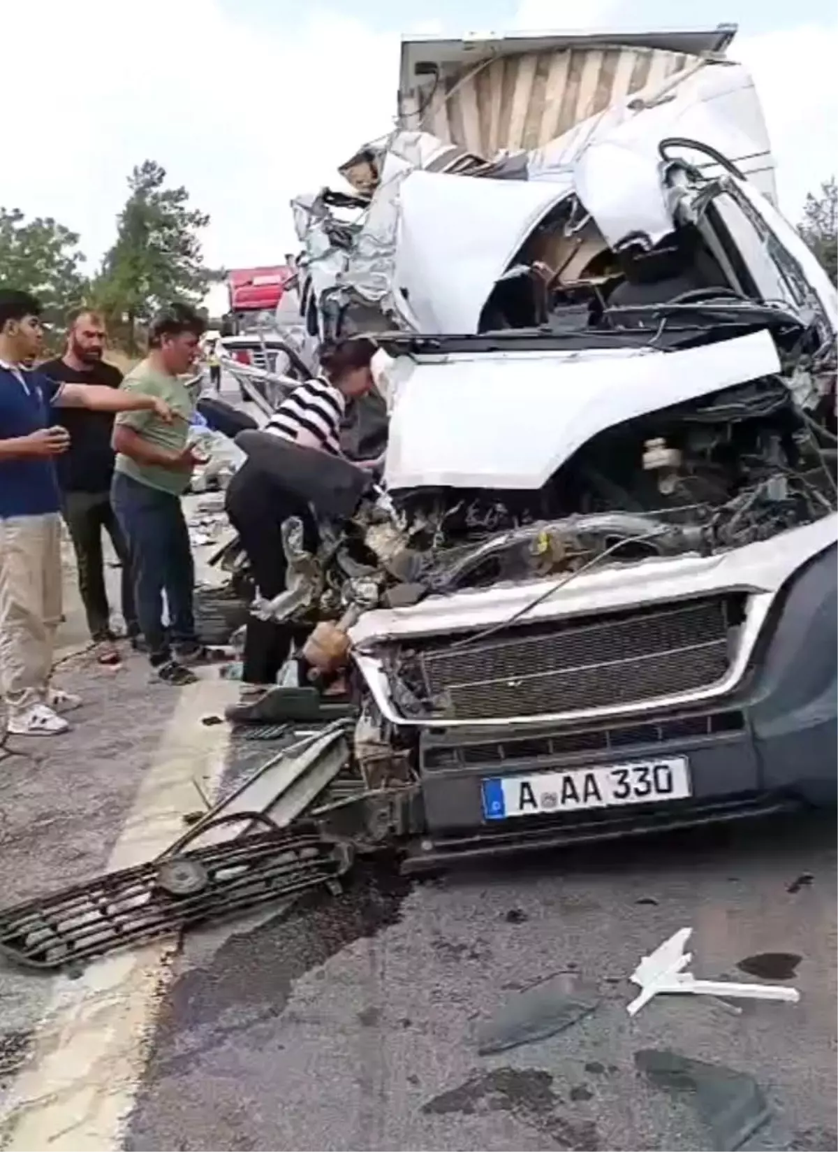Mersin'de Karavan Minibüs Kamyonete Çarptı: 1 Ölü, 1 Yaralı