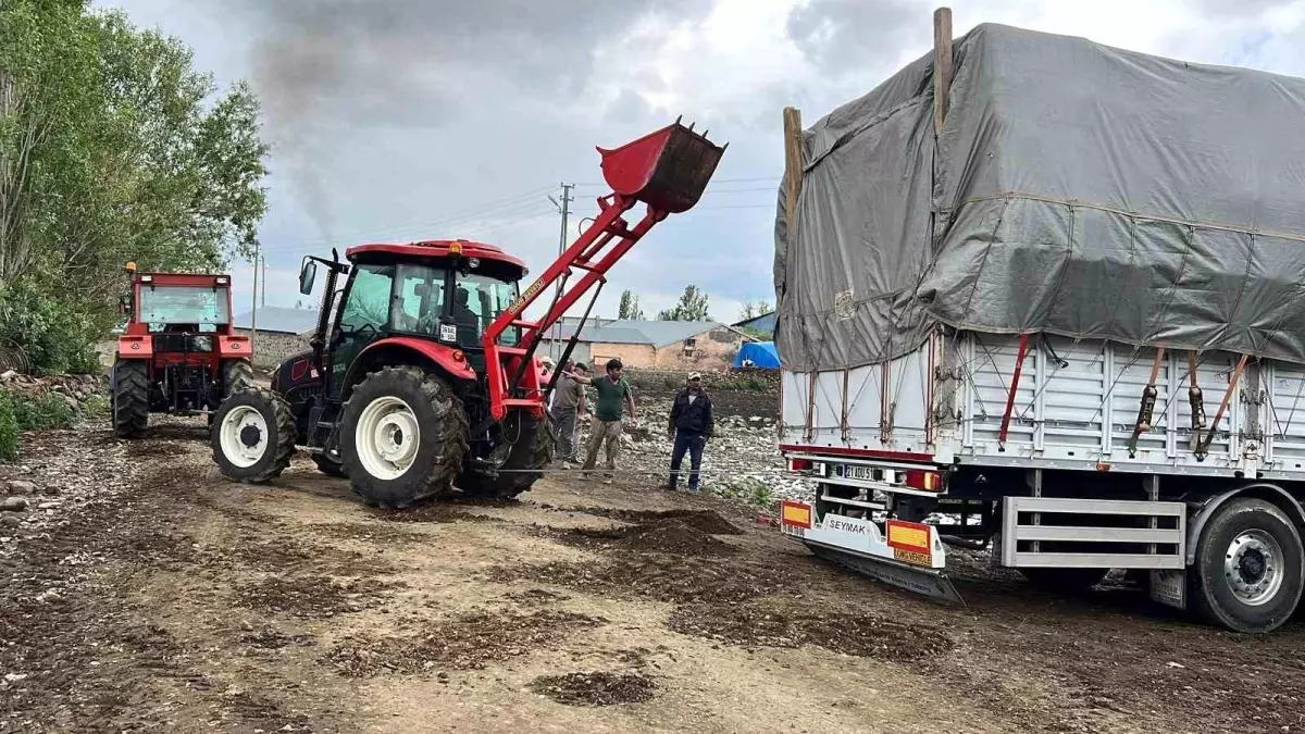 Kars'ta Tır Çamura Saplandı, Köylüler Seferber Oldu