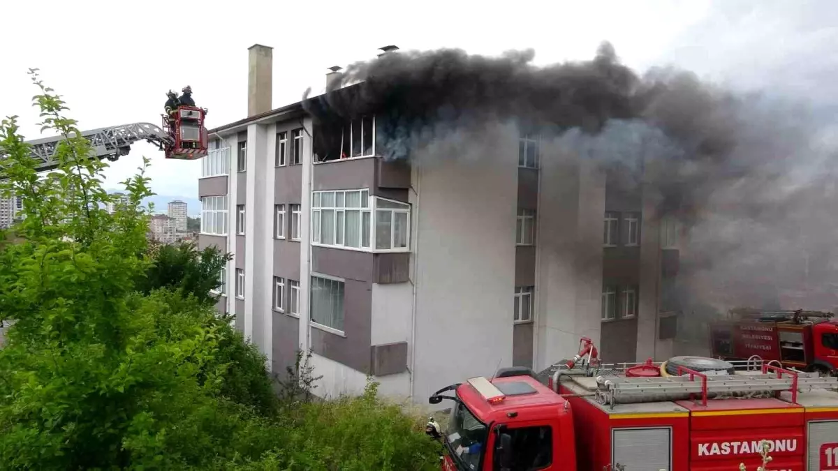 Kastamonu'da 4 Katlı Binada Yangın Çıktı