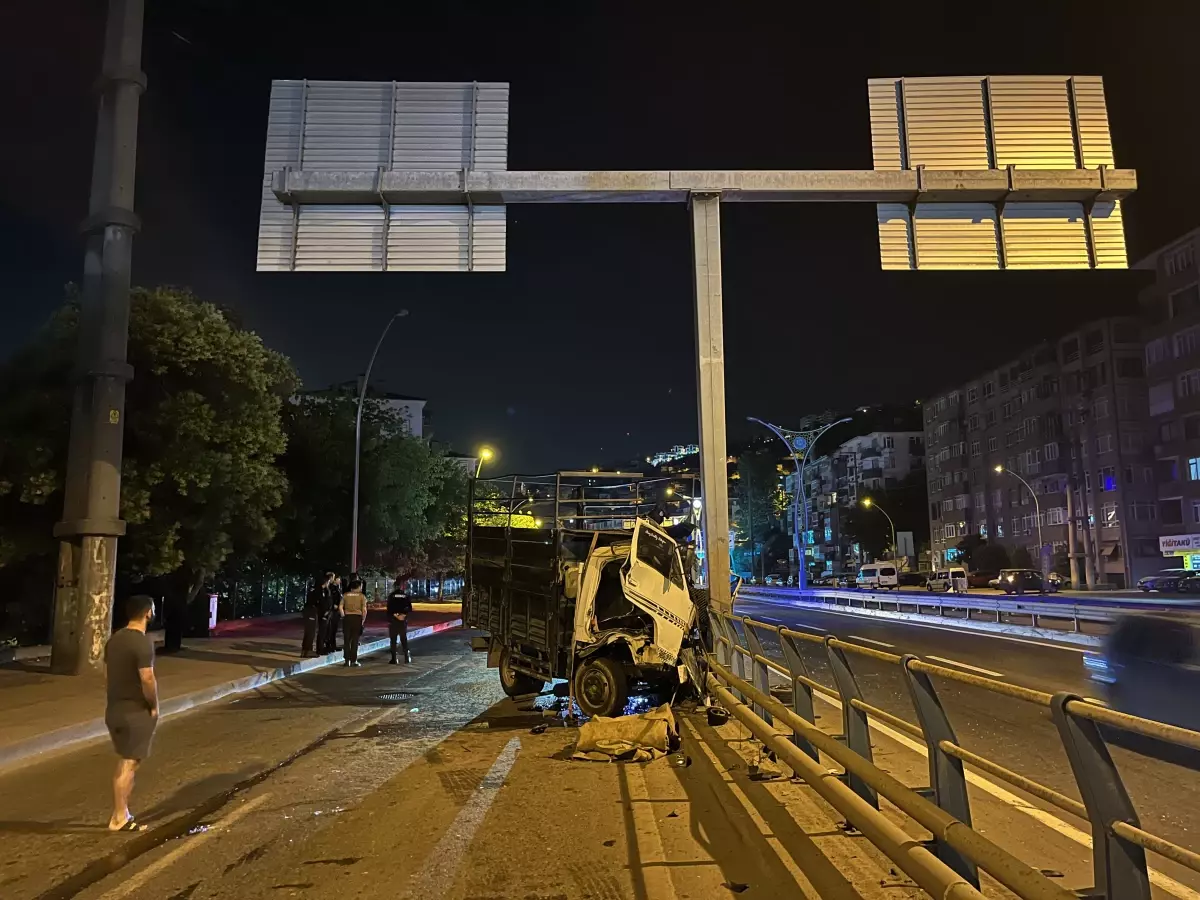 İzmit'te Kamyon Tabela Direğine Çarptı: Sürücü Yaralandı