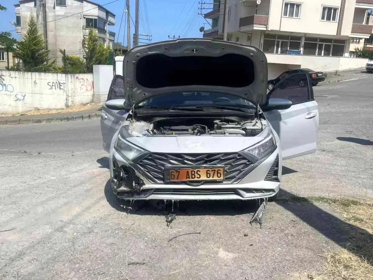 Zonguldak'ta Elektrik Tellerinin Kıvılcımları Araç Yangınına Neden Oldu