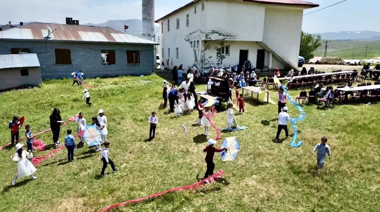 Ağrı'da İlk Uçurtma Şenliği Coşkuyla Kutlandı