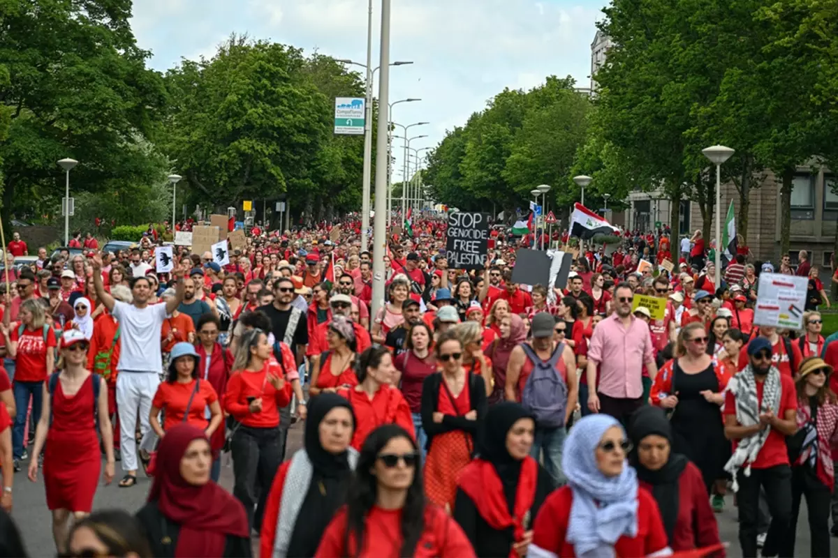 Lahey'de son 20 yılın en büyük protestosu! 150 bin kişi Filistin için sokaklara indi