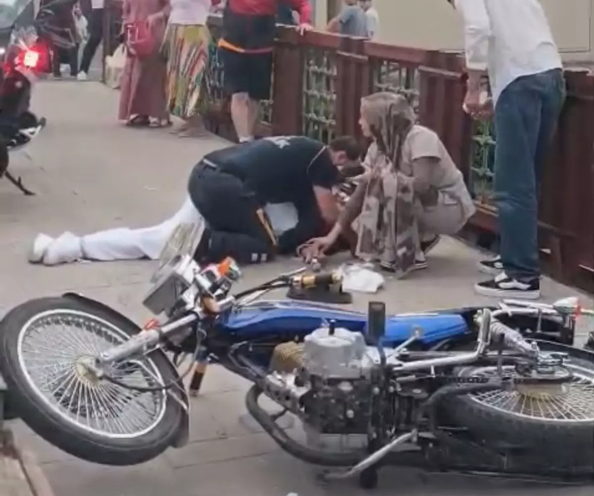 Motosiklet, Yaya Yolunda Yürüyen Kadına Çarptı: 1 Yaralı