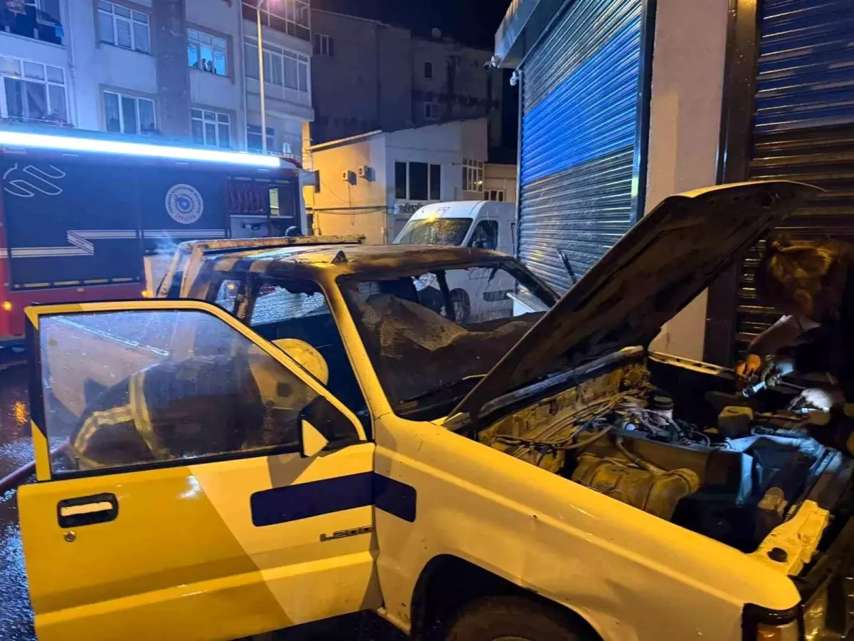 Tekirdağ Çorlu'da Park Halindeki Kamyonet Yandı