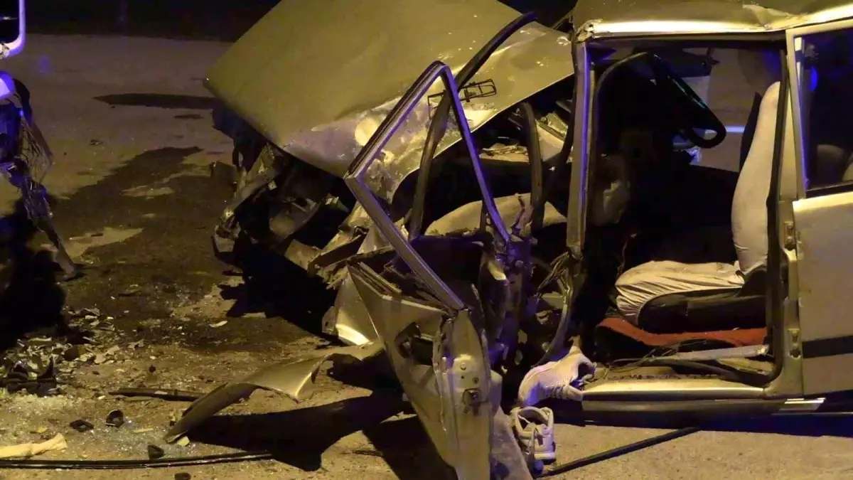 Kütahya'da Trafik Kazası: Otomobil Tıra Çarptı, 1 Yaralı