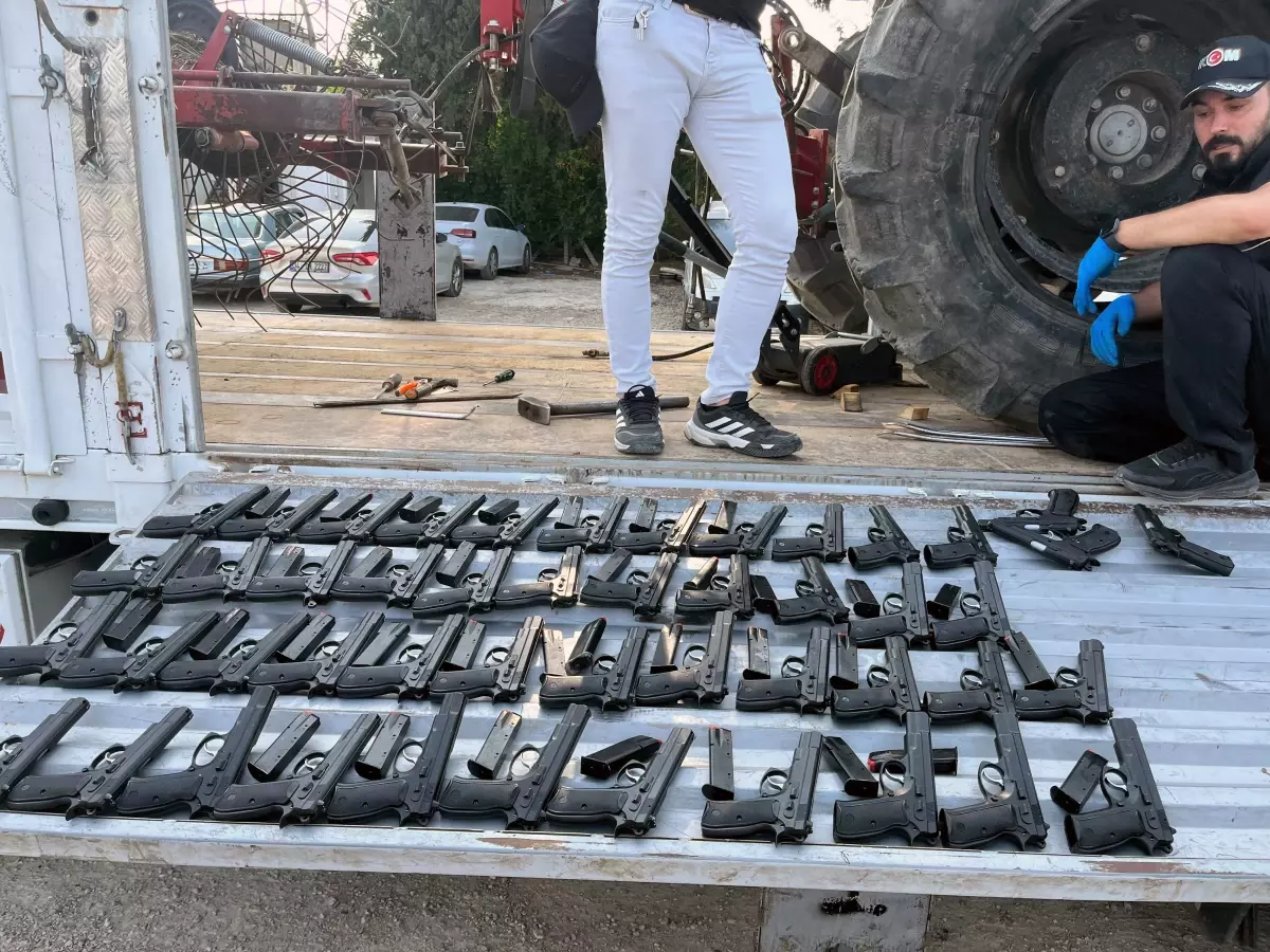 Ceyhan'da TIR'da 420 Ruhsatsız Tabanca Ele Geçirildi