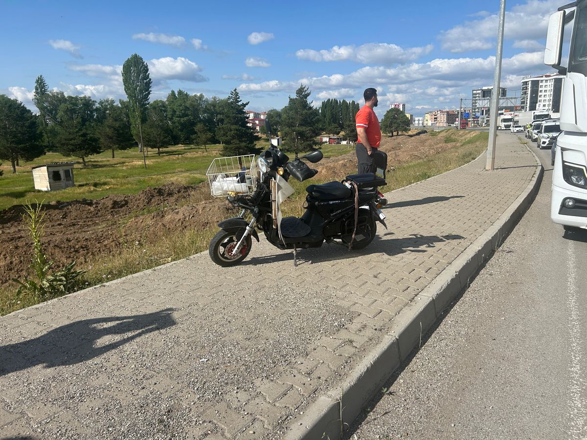 Sivas'ta TIR'ın Elektrikli Bisiklete Çarpması Sonucu Sürücü Ağır Yaralandı
