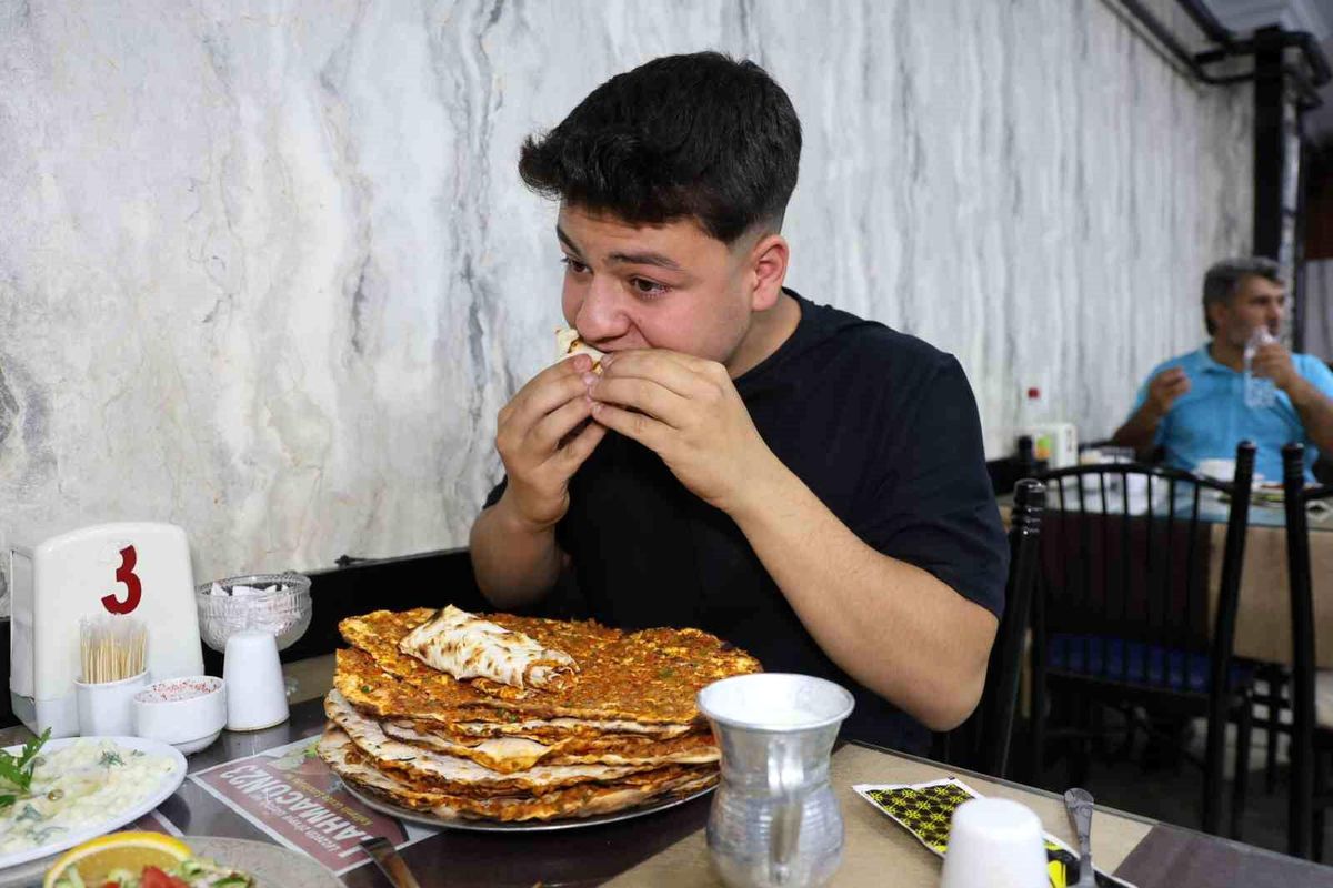 Elazığlı Genç İştahıyla Şaşırtıyor: 15 Lahmacun ve Yemek Yarışları