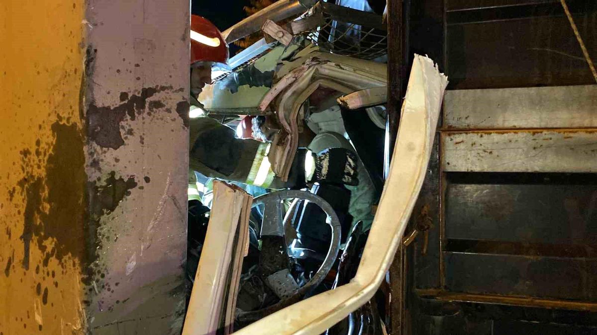 Kocaeli'de Kamyonet Yön Levhasına Çarparak Kaza Yaptı