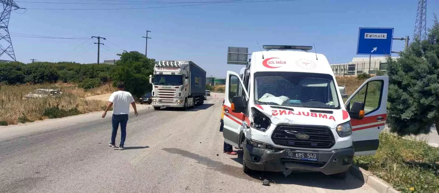 Ambulans ile Otomobil Çarpıştı: 1 Sağlık Çalışanı Yaralandı