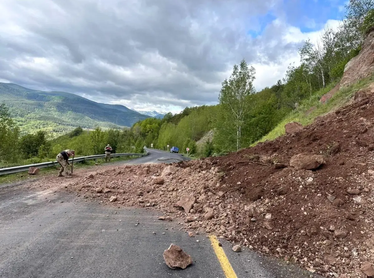 Ardahan'da Toprak Kayması Yol Ulaşımını Engelledi