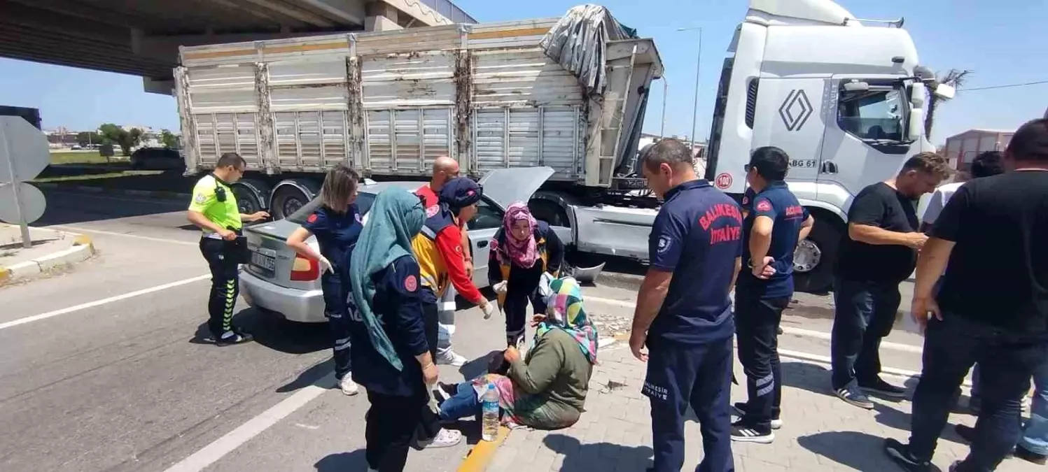 Balıkesir'deki Korozman Kavşağında Trafik Kazası: 2 Kişi Yaralandı