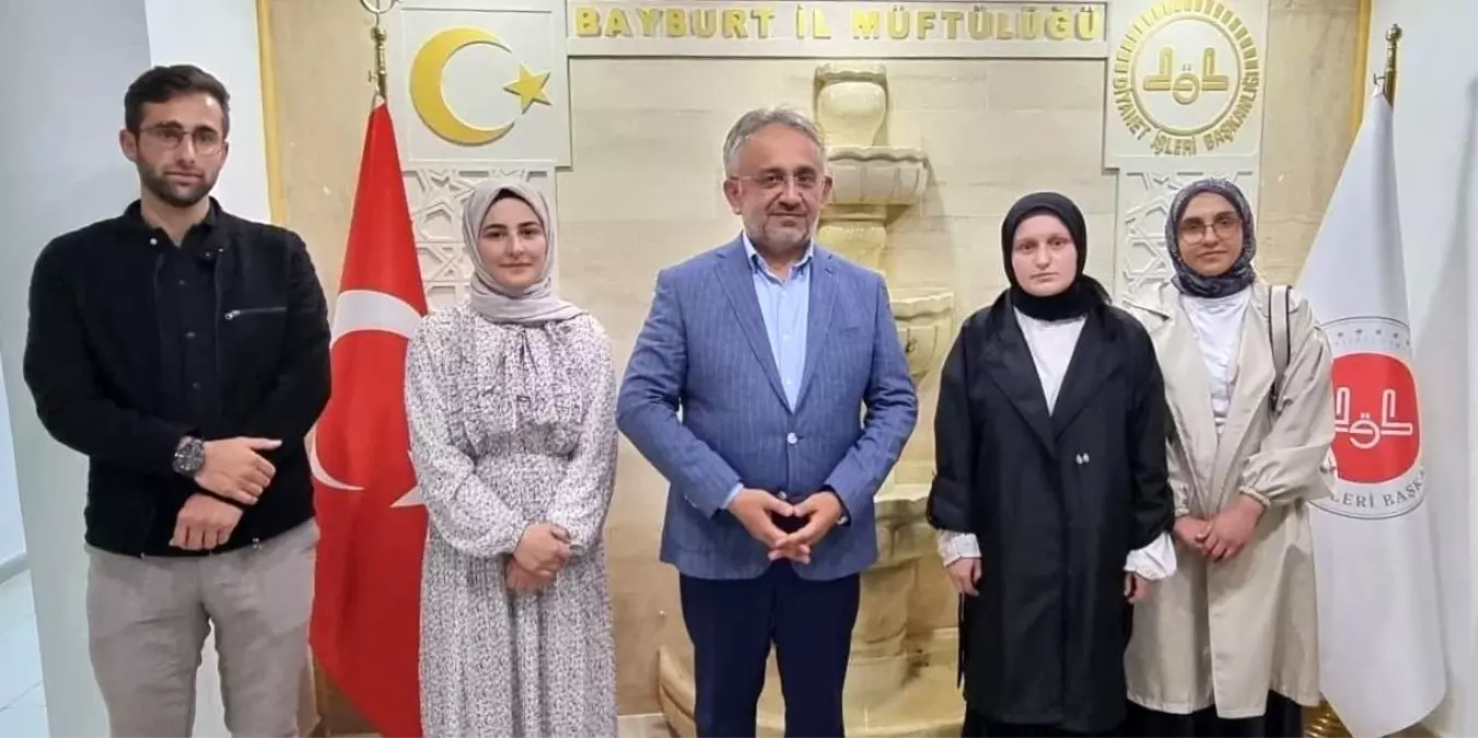 Bayburt'ta Umre Ödüllü Bilgi Yarışmasında Dereceye Giren Öğrenciler Ödüllendirildi