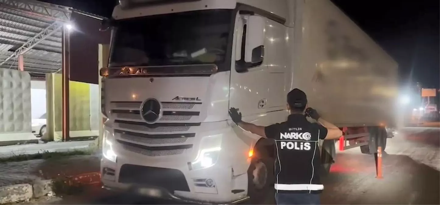 Bitlis'te Salça Paketleri Arasında Uyuşturucu Ele Ge geçirildi