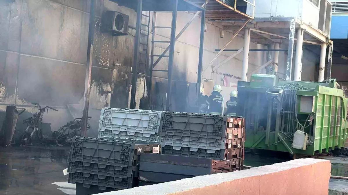 Bodrum'da Midtown AVM'de Geri Dönüşüm Alanında Yangın Çıktı