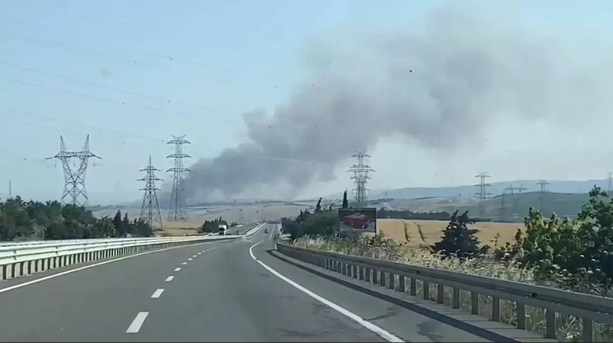 Çanakkale'de Tarım Arazisinde Yangın: Ekipler Müdahale Ediyor