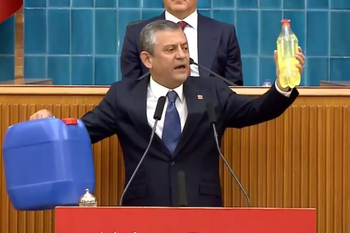 CHP lideri Özəl əlində dizellə səhnəyə çıxdı: İşdə sizə 50 TL dizel