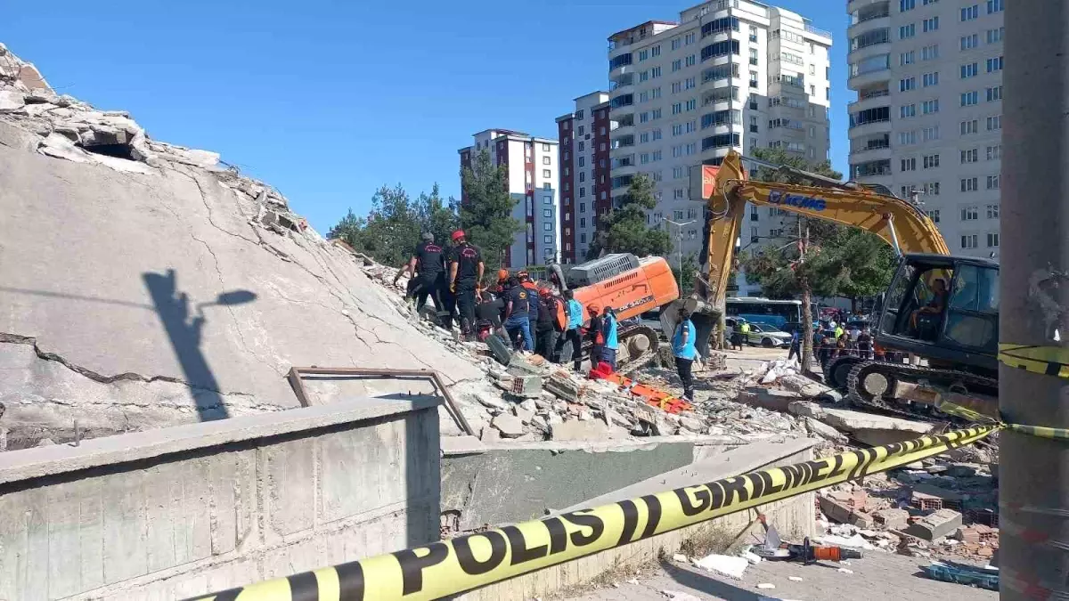 Kahramanmaraş'ta Yıkım Sırasında İş Makinesine Çöken Bina, Operatörün Hayatına Mal Oldu