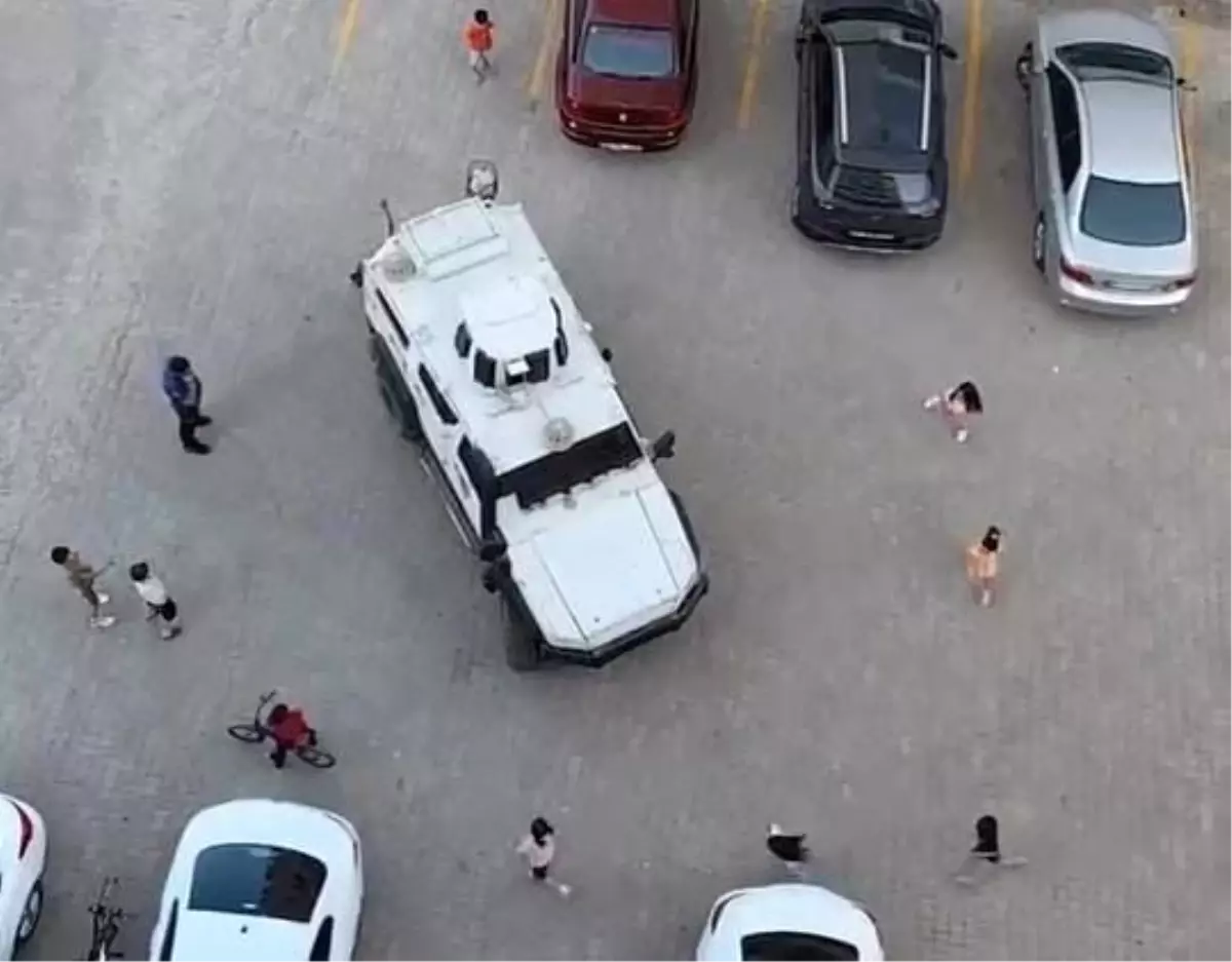 Çocuklar Zırhlı Polis Aracına Merak Sardı