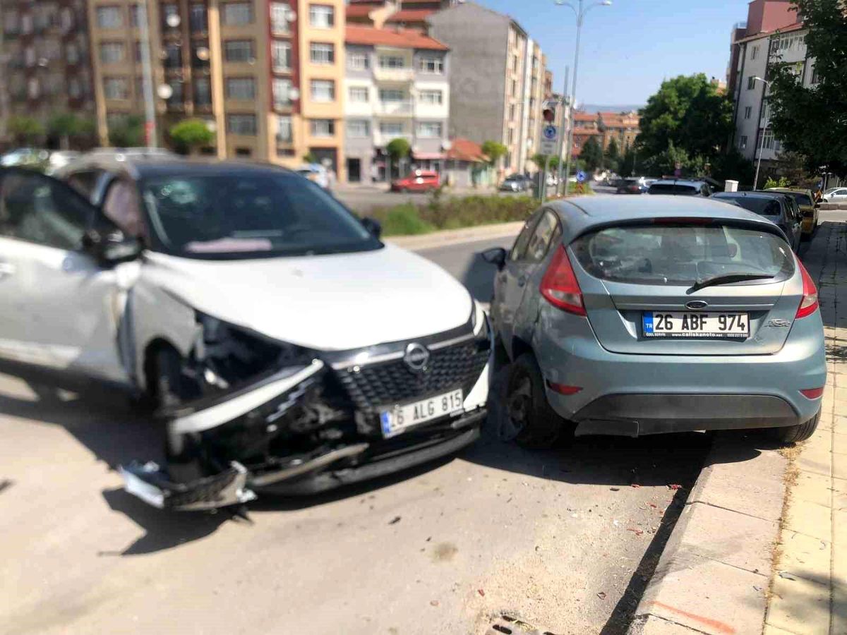 Eskişehir'de Kontrolden Çıkan Cip Park Halindeki 3 Araca Çarptı: Sürücü Yaralı