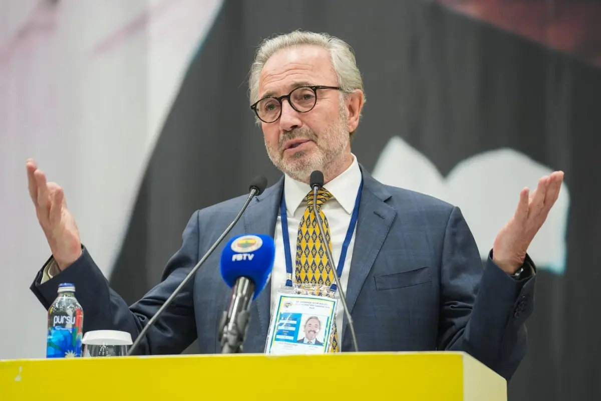 Fenerbahçe'de Hamdi Akın'dan istifa iddialarına jet hızıyla cevap