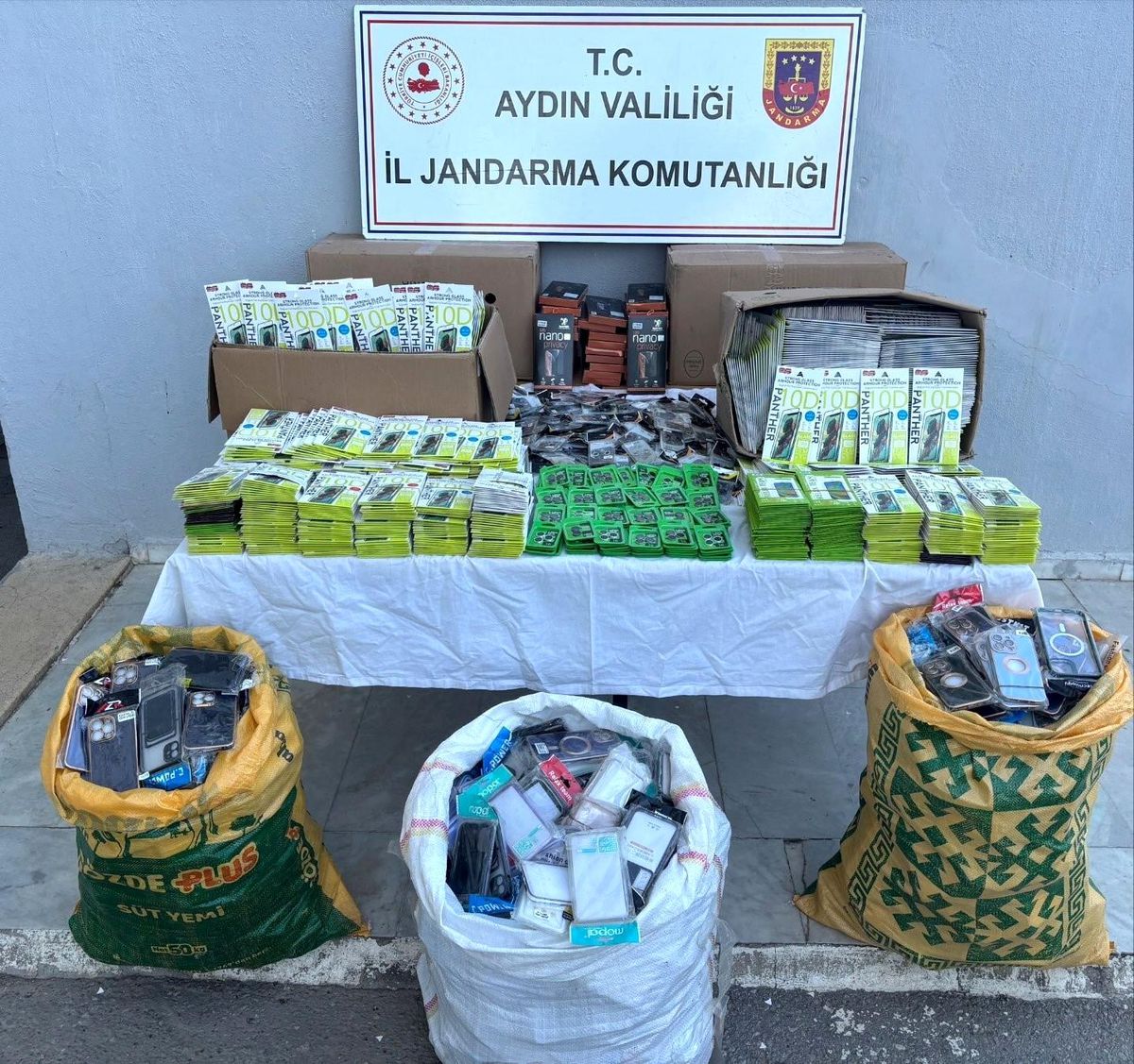 Aydın'da Jandarma Kaçak Cep Telefonu Aksesuarlarına El Koydu