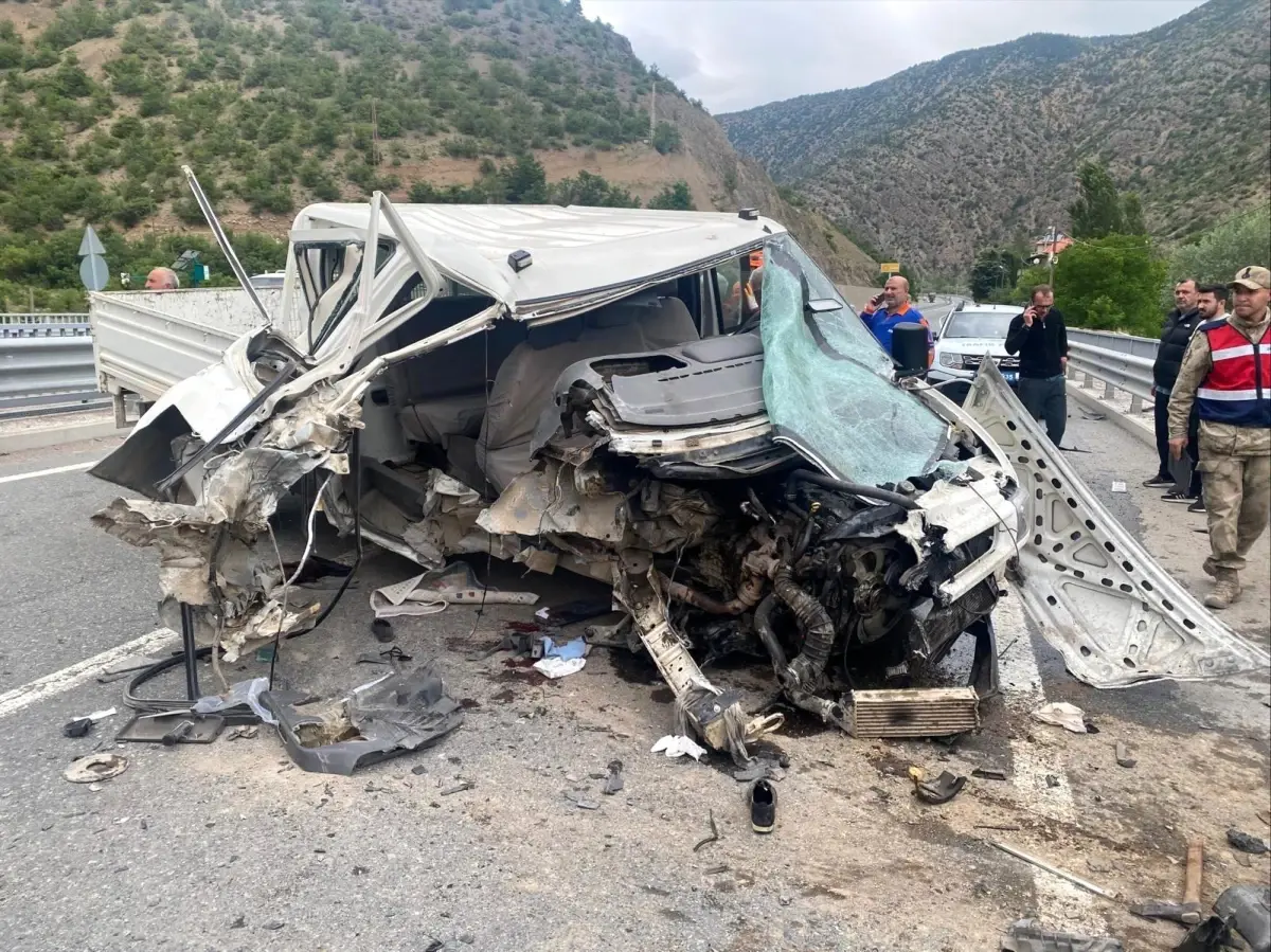 Gümüşhane'de Kamyonet Kazası: 1 Ölü, 3 Yaralı
