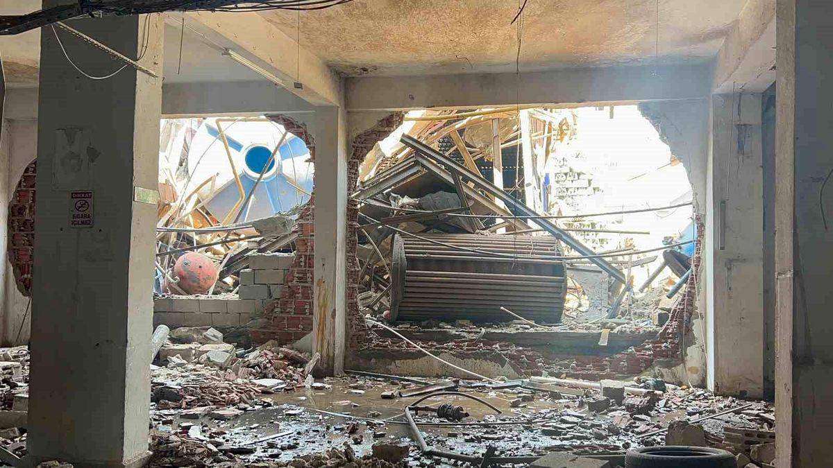 Güngören'de Kot Taşlama Atölyesinde Patlama: Gıda Deposunda Maddi Hasar