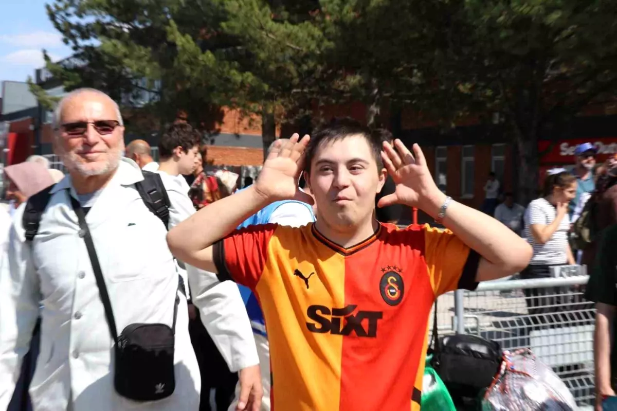Eskişehir'e Hac Kafilesinin Dönüşü: Emre'nin Sevinci Gözlere Doldurdu