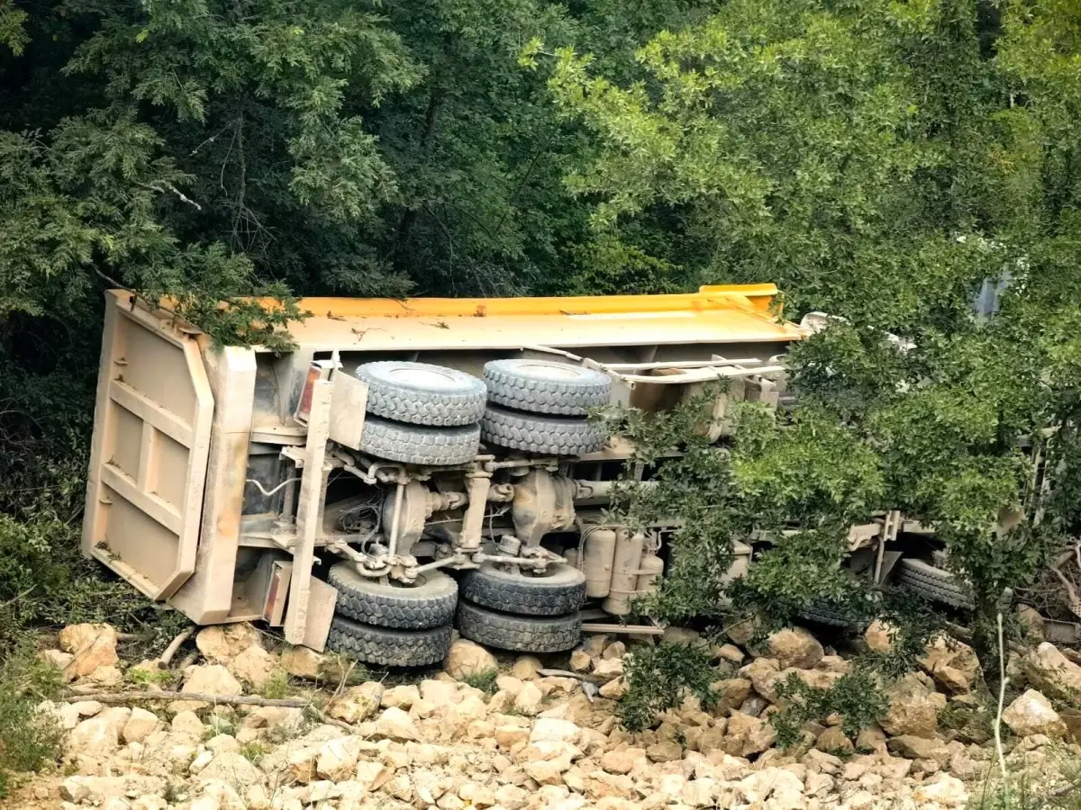 Hızlı Tren İnşaatında Kamyon Devrildi, Sürücü Yaralandı