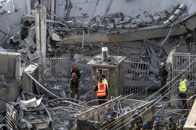 İran'dan İsrail'e yeni saldırı dalgası! Füzeler Tel Aviv'i vuruyor İran'dan İsrail'e yeni saldırı dalgası! Füzeler Tel Aviv'i vuruyor