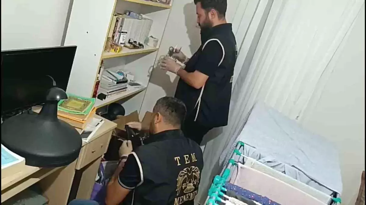 FETÖ'ye Yönelik İzmir Merkezli Eş Zamanlı Operasyon: 40 Gözaltı