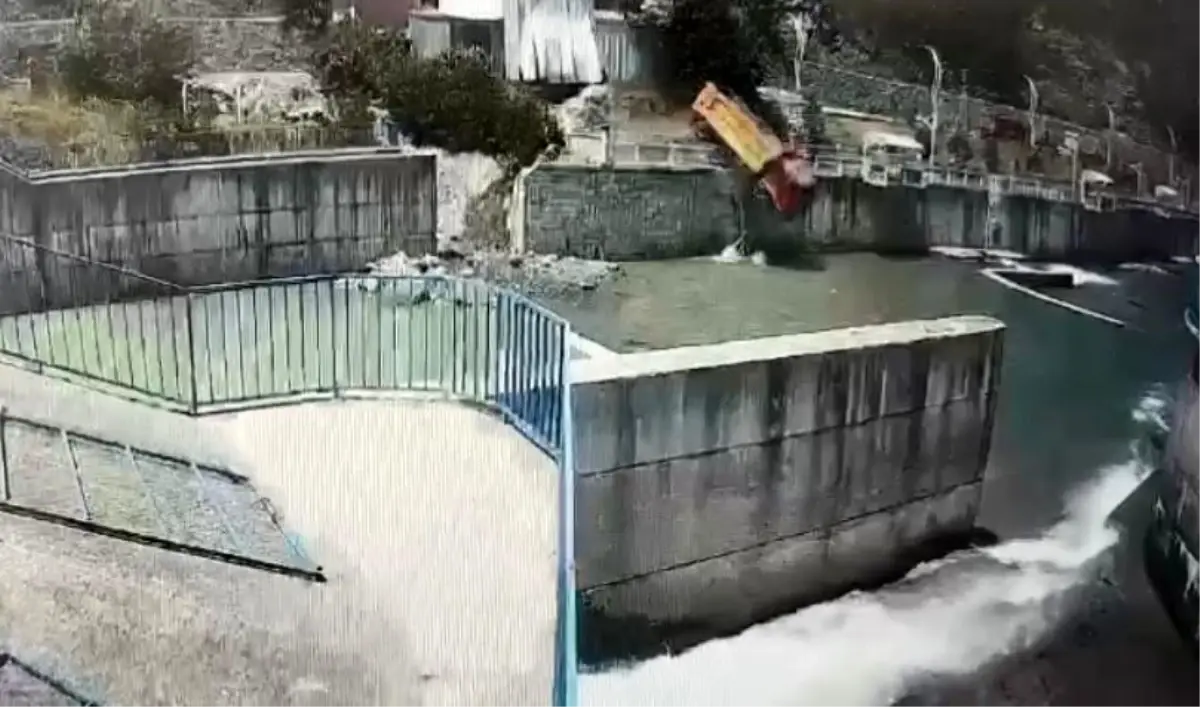Kamyon Dereye Uçtu: Sürücü Yaralandı