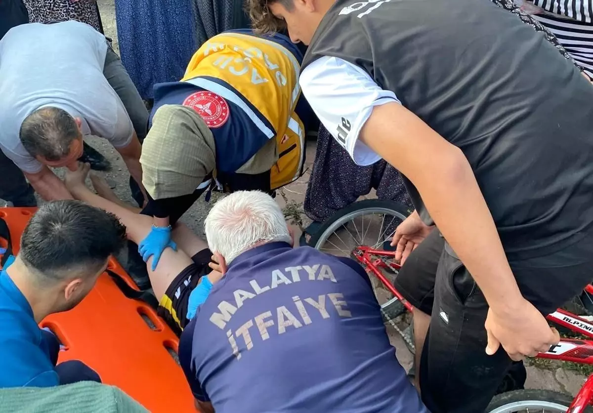 Battalgazi'de Kontrolden Çıkan Araç Bisikletli Çocuklara Çarptı: 3 Yaralı