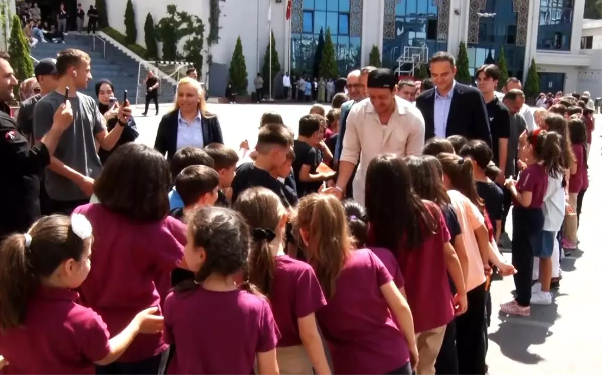 Mesut Özil, Öğrencilerle Bir Araya Geldi
