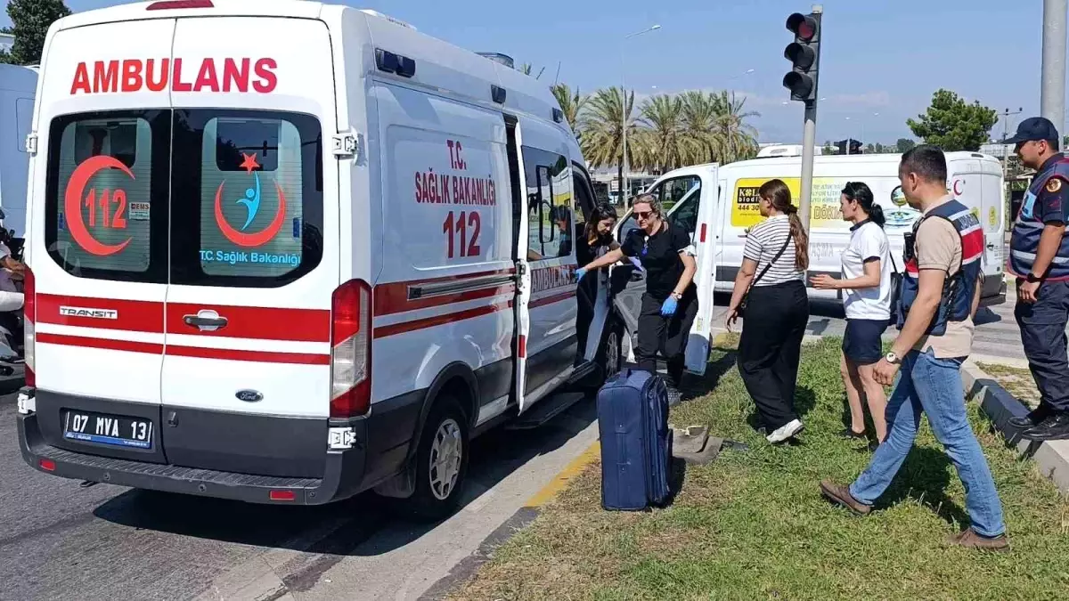 Manavgat'ta Nakliye Kamyonu Otobüsle Çarpıştı