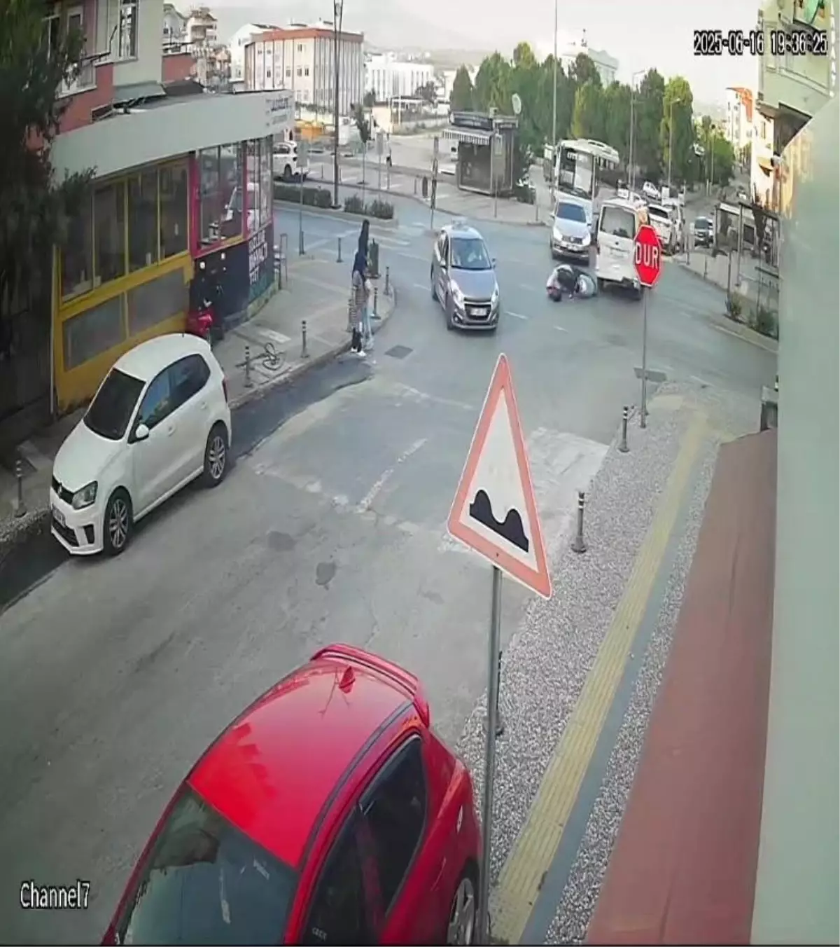 Antalya'da Motosiklet Kazası: Sürücü Yaralandı