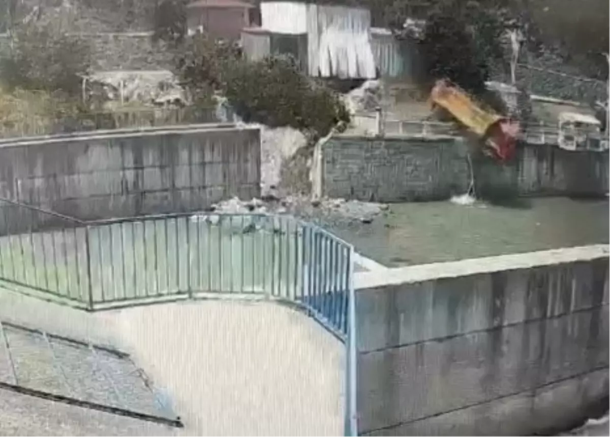 Artvin'de Kamyon Dereye Düştü: Sürücü Yaralandı