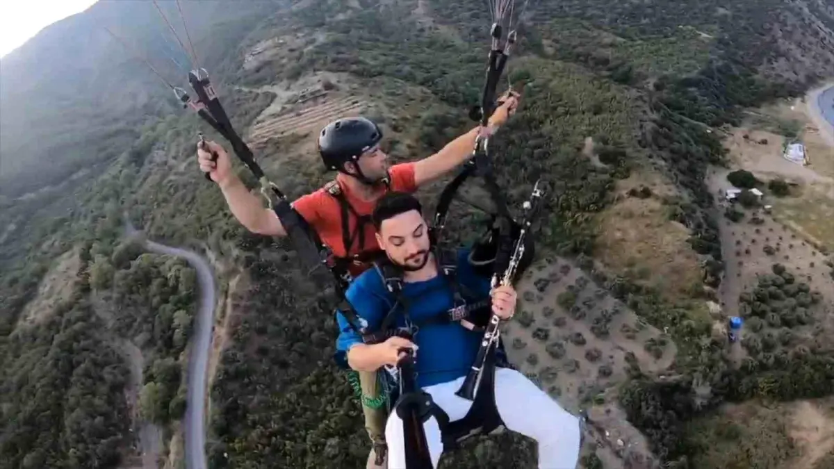 Yamaç Paraşütüyle Gökyüzünde Klarnet Konseri