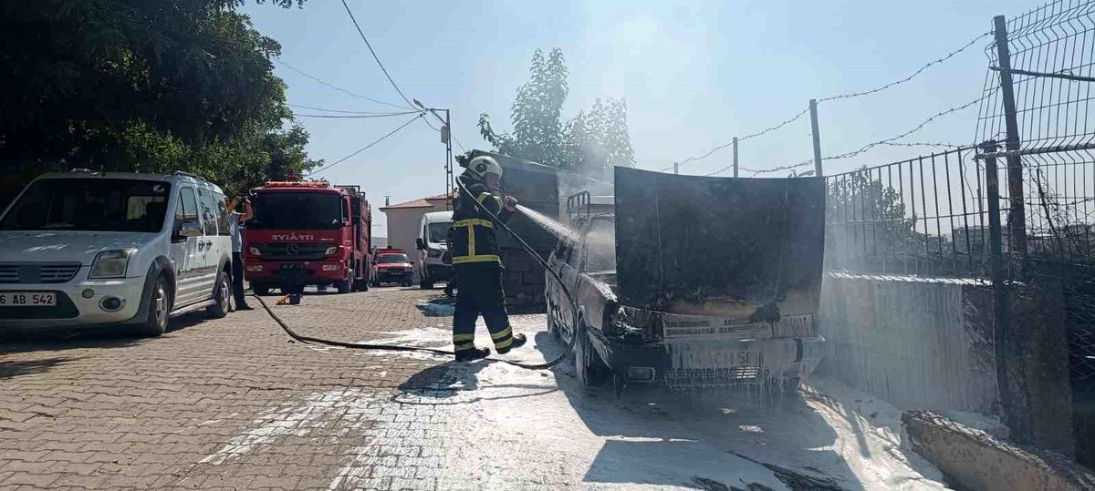 Siirt'te Park Halindeki Otomobil Alev Aldı