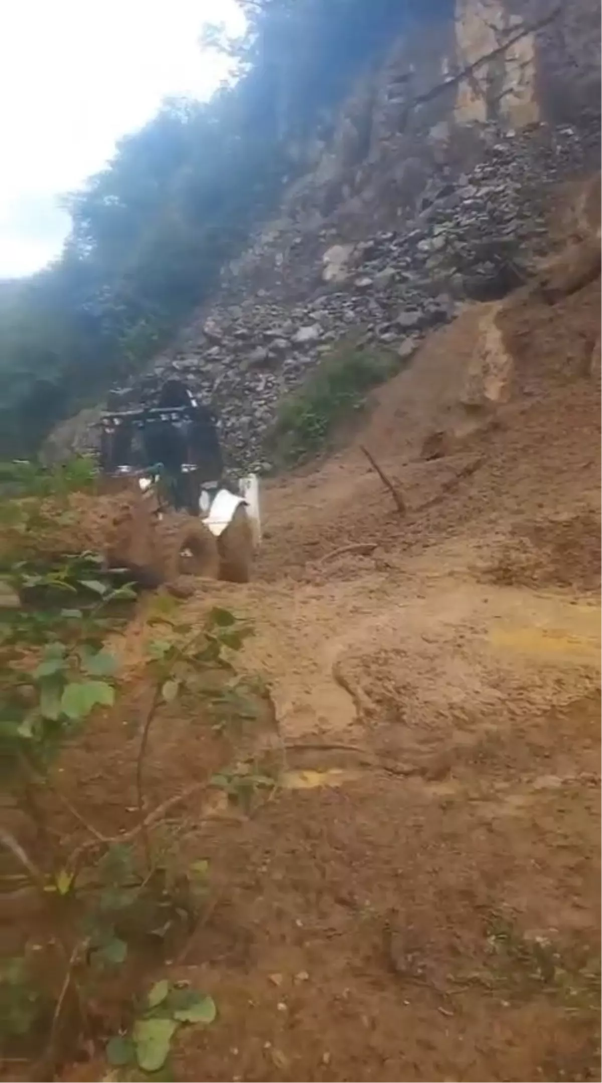 Rize'de Heyelan Köy Yolunu Kapattı, Ekipler Ulaşıma Açtı