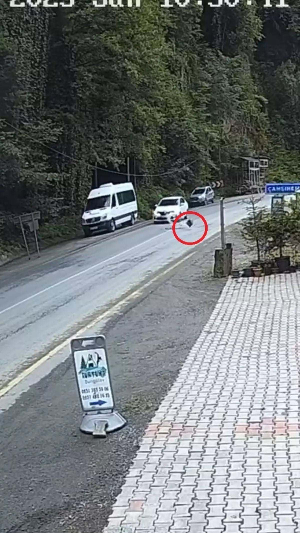 Rize'de Yamaçtan Düşen Kaya Parçası Otomobili Teğet Geçti