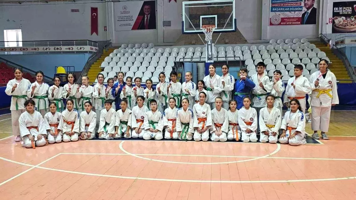 Salihli'nin Minik Judocuları 22 Madalya ile Göz Doldurdu