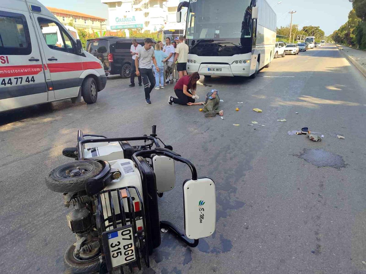 Antalya'da Otobüs ile Elektrikli Motosiklet Çarpıştı: 2 Yaralı