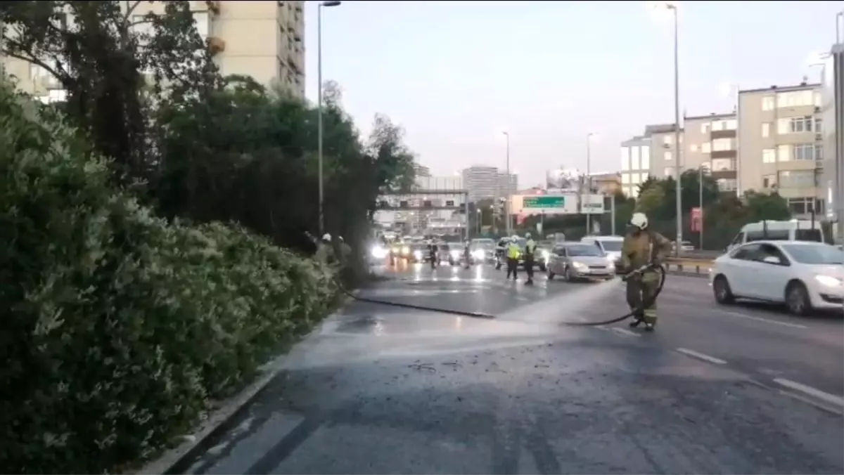 Şişli'de D-100 Karayolu Kenarındaki Yangın Kontrol Altına Alındı