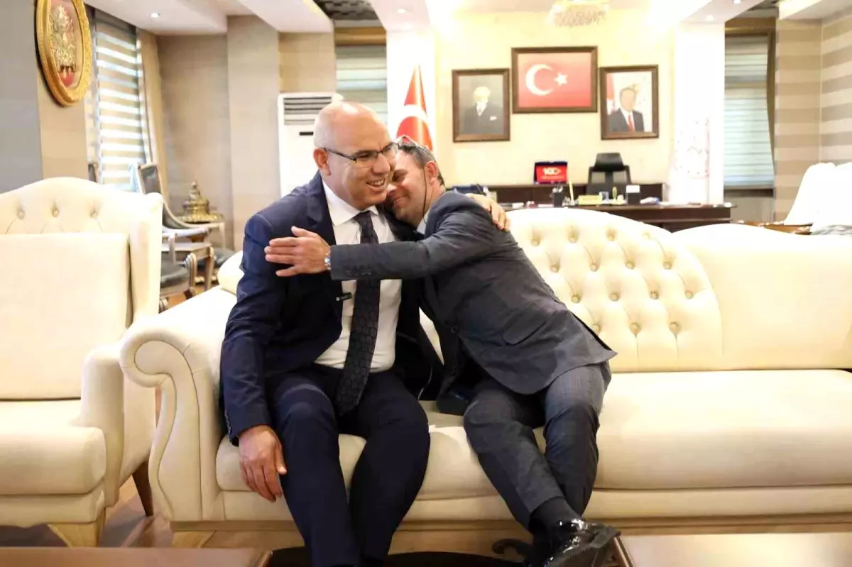 Ağrı Valisi Koç, Down Sendromlu Cemal'i Makamında Ağırladı