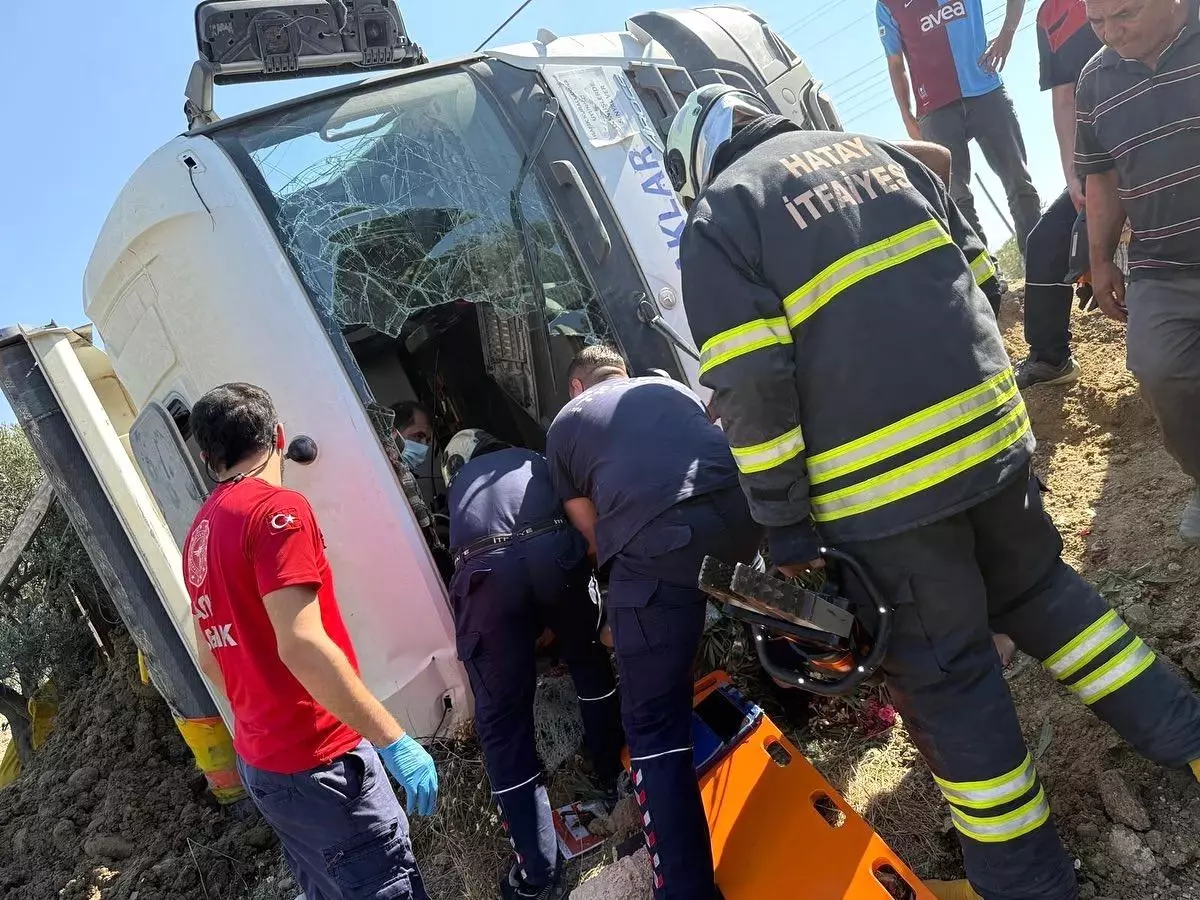 Hatay'da Hafriyat Kamyonu Devrildi: Sürücü Yaralandı